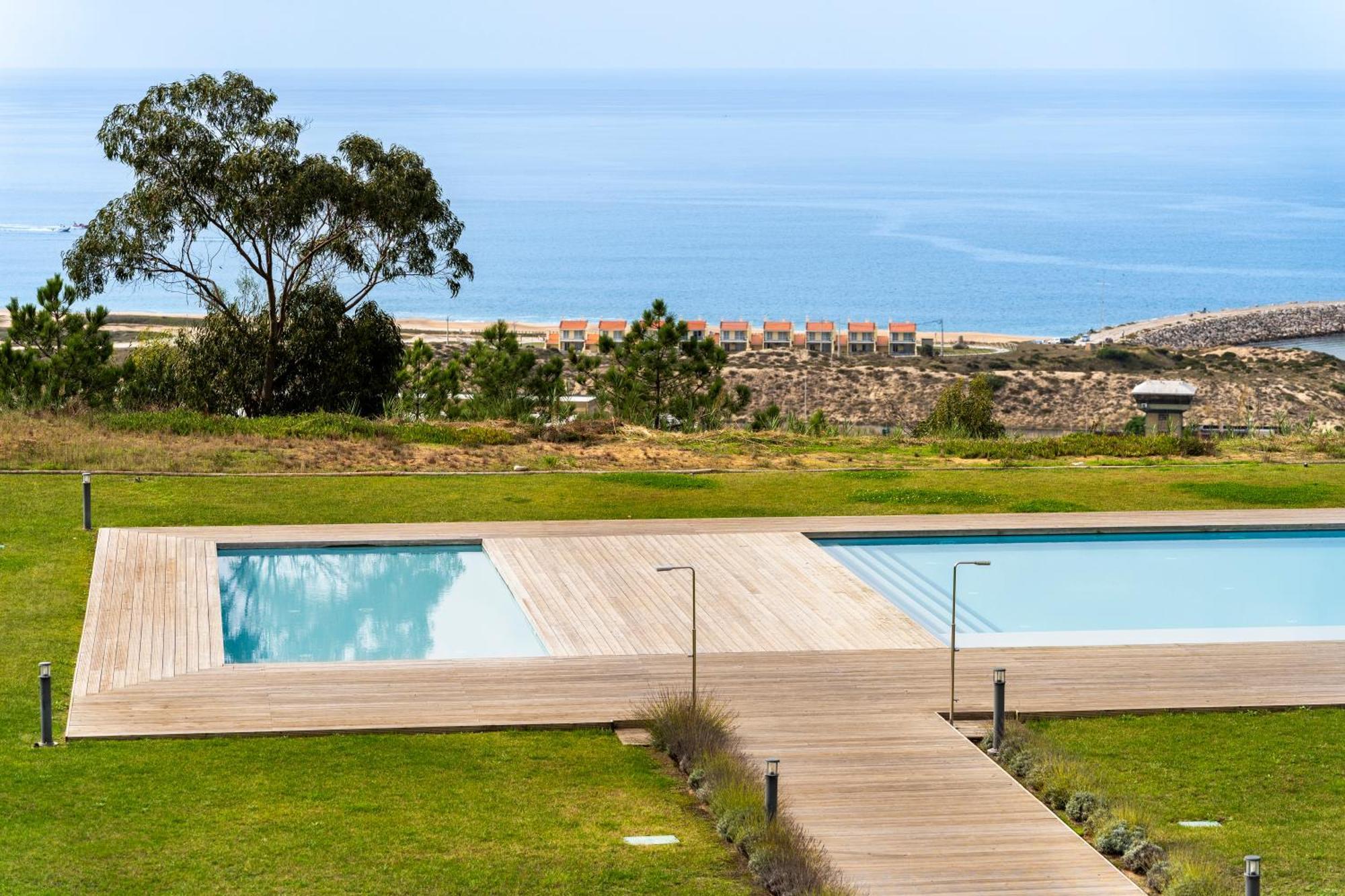 Mar A Vista - Condominium With Pool, Gym And Sea Views Nazare Room photo